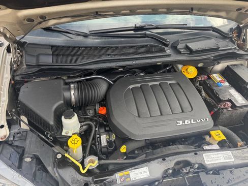 Used 2014 Chrysler Town & Country Touring image 30