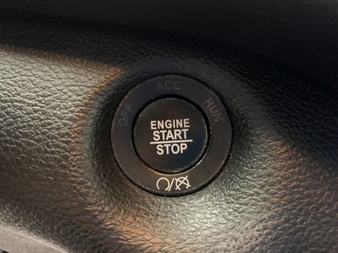 Used 2019 Jeep Cherokee Trailhawk w/ Cold Weather Group AWD/4WD image 16