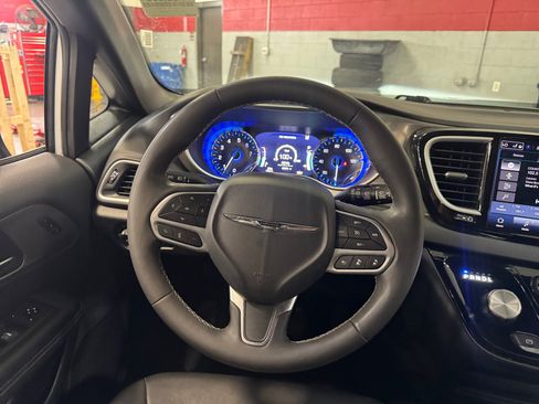 Used 2025 Chrysler Pacifica Select FWD image 9