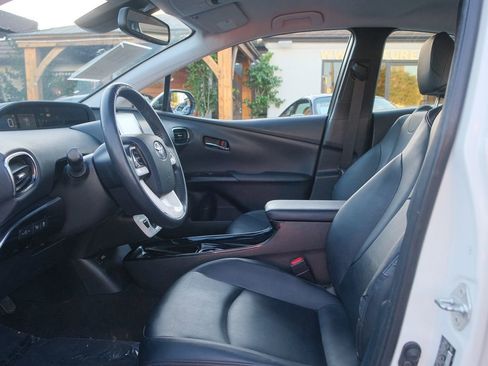 Used 2017 Toyota Prius Prime Advanced image 12