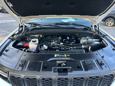 Used 2025 Jeep Grand Cherokee Altitude AWD/4WD image 9