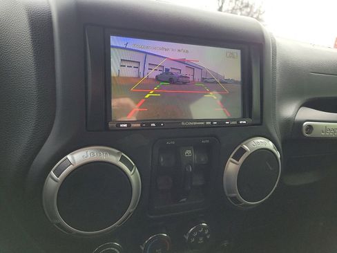 Used 2018 Jeep Wrangler Unlimited Sahara image 15