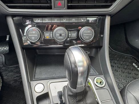 Used 2019 Volkswagen Jetta SE w/ Cold Weather Package image 11