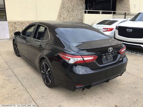 Used 2018 Toyota Camry XSE image 4