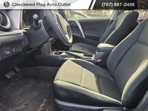 Used 2018 Toyota RAV4 LE image 9