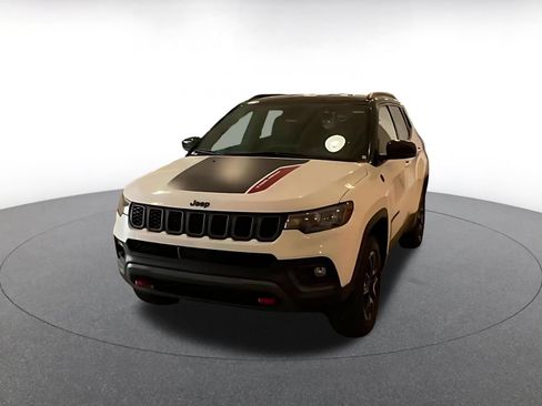 Used 2025 Jeep Compass Trailhawk AWD/4WD image 7