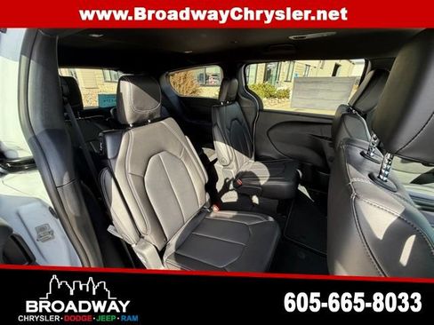 New 2026 Chrysler Pacifica Select AWD/4WD image 11