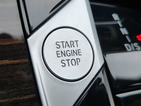 Certified 2024 BMW X7 xDrive40i w/ M Sport Package image 23