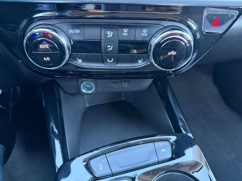 Used 2025 Chevrolet Trax LT w/ LT Convenience Package image 20