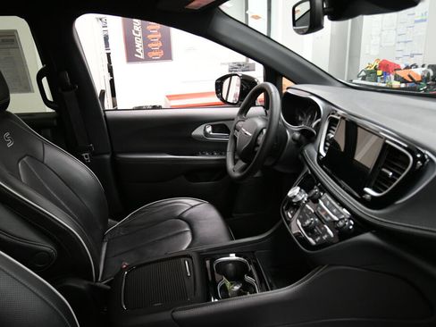 Used 2025 Chrysler Pacifica Limited FWD image 32
