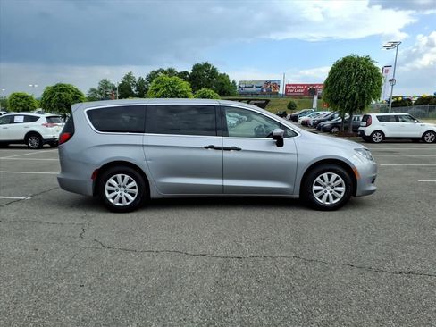 Used 2020 Chrysler Voyager L FWD image 3