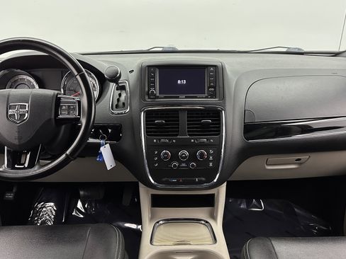 Used 2019 Dodge Grand Caravan SXT image 25