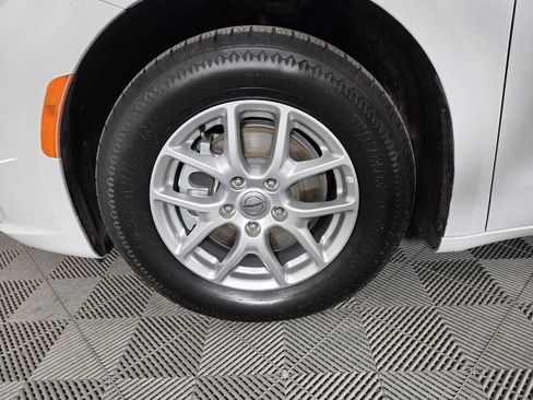 Certified 2023 Chrysler Pacifica Touring-L image 38