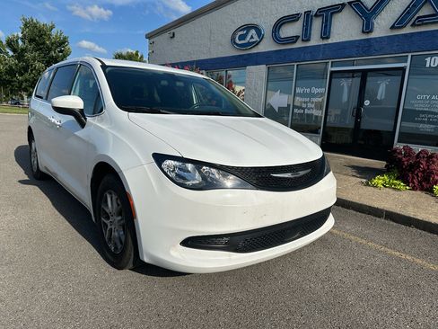 Used 2022 Chrysler Voyager LX FWD image 2