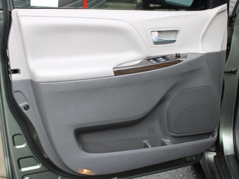 Used 2020 Toyota Sienna XLE w/ XLE Navigation Package image 43