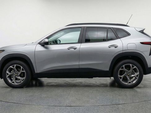 Used 2025 Chevrolet Trax LT image 5