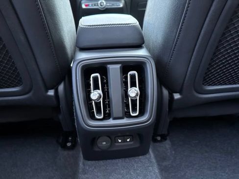 Certified 2025 Volvo XC40 B5 Plus AWD/4WD image 17