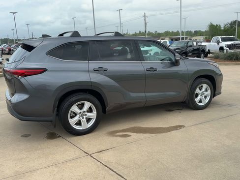 Used 2023 Toyota Highlander LE image 8