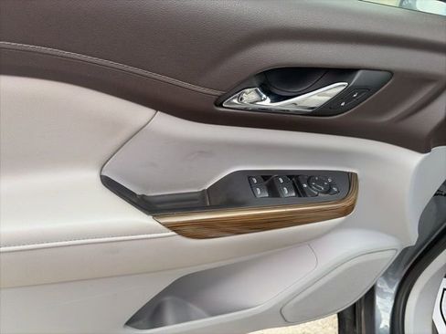 Used 2021 GMC Acadia SLE FWD image 17