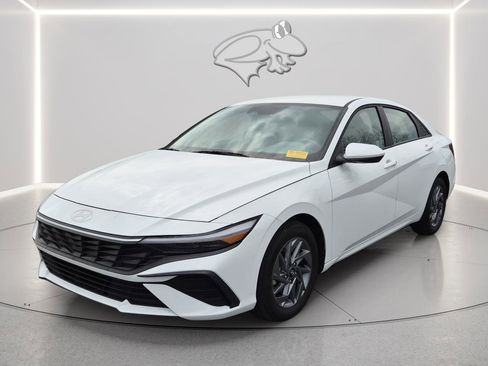 Used 2024 Hyundai Elantra SEL image 3