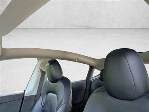 Used 2022 Tesla Model Y Long Range image 16