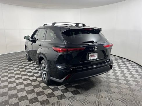 Used 2022 Toyota Highlander XLE AWD/4WD image 5