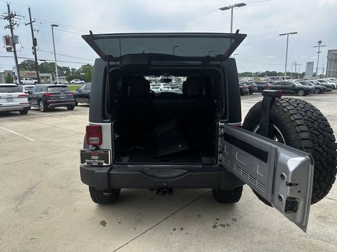 Used 2018 Jeep Wrangler Unlimited Rubicon w/ Connectivity Group AWD/4WD image 25