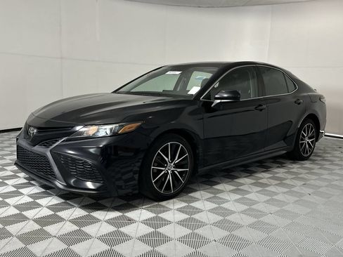 Used 2021 Toyota Camry SE FWD image 4