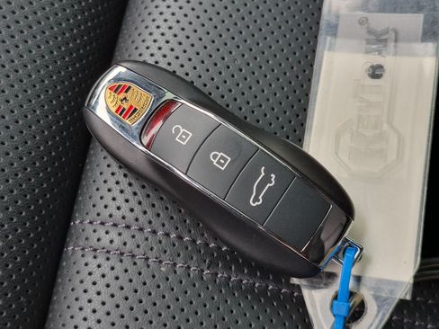 Certified 2026 Porsche Macan AWD/4WD image 39
