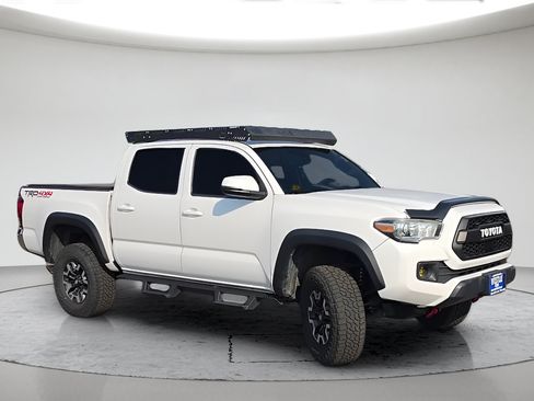 Used 2018 Toyota Tacoma TRD Off-Road AWD/4WD image 4
