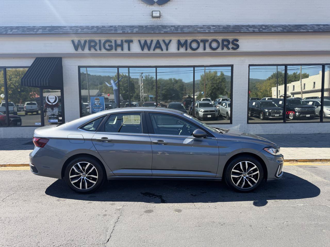Used 2025 Volkswagen Jetta SE FWD image 2