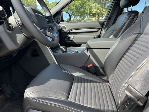 Used 2025 Land Rover Discovery Dynamic SE image 13