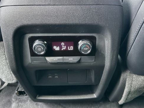 Used 2025 Chevrolet Traverse LT FWD image 16