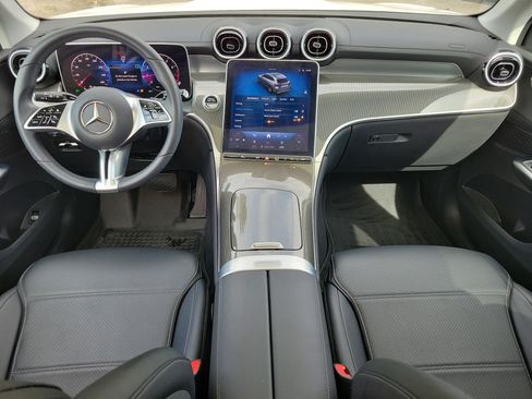 Used 2024 Mercedes-Benz GLC 300 4MATIC image 11