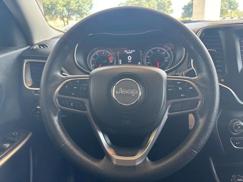 Used 2019 Jeep Cherokee Latitude w/ Popular Appearance Group image 10