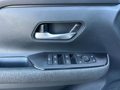 Used 2025 Nissan Kicks SV FWD image 13