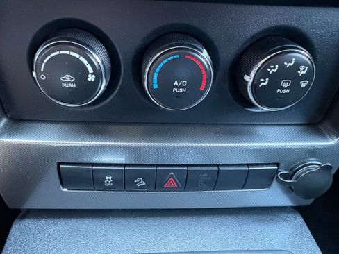 Used 2011 Jeep Liberty Sport image 30