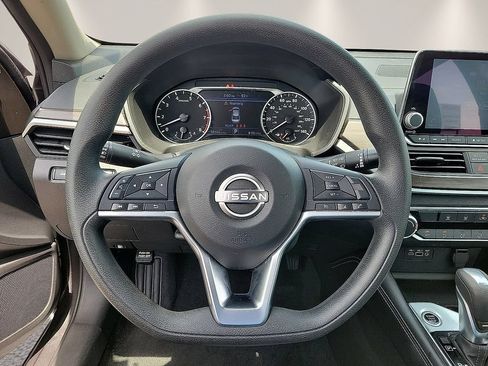 Used 2023 Nissan Altima 2.5 SV FWD image 18
