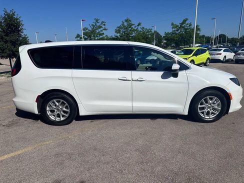 Used 2023 Chrysler Voyager LX FWD image 4