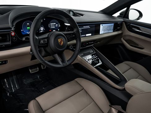 Certified 2025 Porsche Macan 4S Electric AWD/4WD image 4