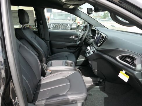 New 2026 Chrysler Pacifica Select FWD image 22