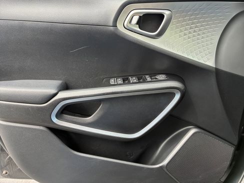 Used 2025 Kia Soul LX w/ LX Technology Package FWD image 18