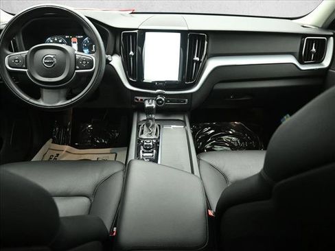 Used 2018 Volvo XC60 T5 Momentum w/ Convenience Package image 21