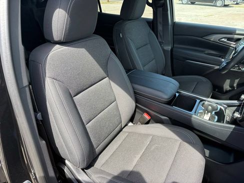 Used 2025 Chevrolet Traverse LT FWD image 19