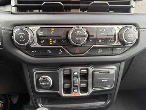 Used 2024 Jeep Wrangler Unlimited Sahara w/ Technology Group image 27