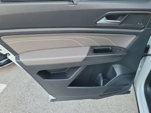 Used 2023 Volkswagen Atlas SEL Premium image 11