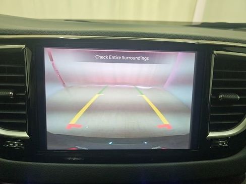 Used 2023 Chrysler Pacifica Touring-L FWD image 7