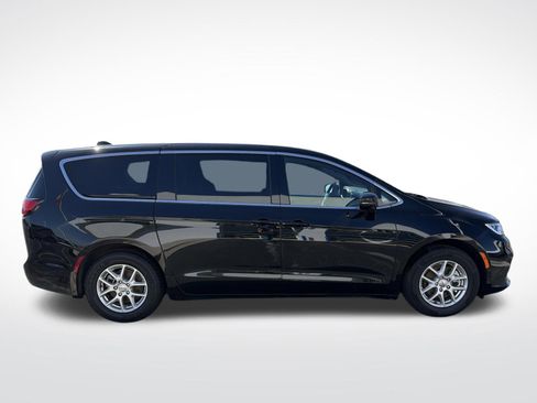 Used 2025 Chrysler Pacifica Select FWD image 7