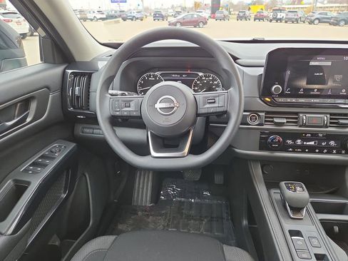 Used 2024 Nissan Pathfinder S image 18