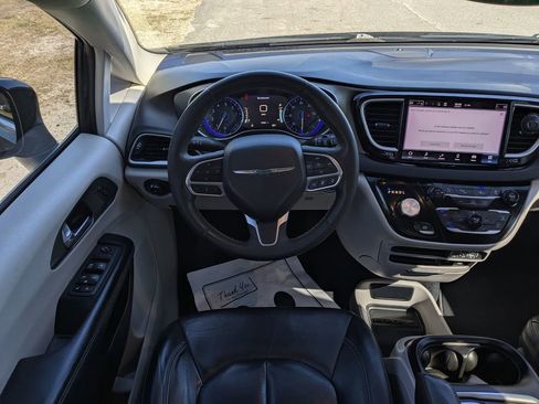 Used 2022 Chrysler Pacifica Touring-L image 17